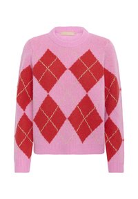 Pull en maille rose avec un grand motif losange rouge argyle et de fines lignes diagonales dorées, doté d'un col rond et de manches longues.