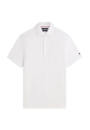 Baltas trumpomis rankovėmis polo marškinėlis su apykakle, trimis sagomis ir mažo vėliavos logotipu kairėje rankovėje.