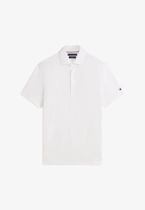 Baltas trumpomis rankovėmis polo marškinėlis su apykakle, trimis sagomis ir mažo vėliavos logotipu kairėje rankovėje.
