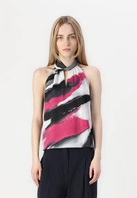Seidener Haltertop mit einem Schlitz in Form eines Schlüsselloches, geschmückt mit einem kräftigen abstrakten Muster in Pink, Schwarz und Grau auf einem weißen Hintergrund.
