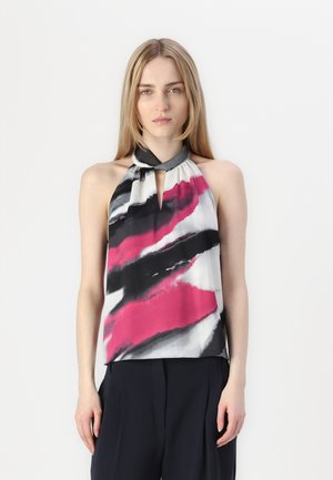 Top de seda sin mangas con un corte en forma de llave, con un audaz patrón abstracto de trazos en rosa, negro y gris sobre un fondo blanco.