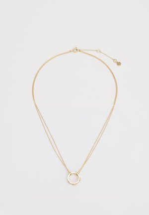 Gelaagde ketting in goudkleur met een ronde hanger met textuurelementen en een kleine sluiting voor verstelbare lengte.
