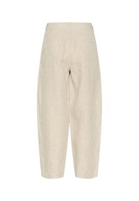 Pantalon beige ample et court avec poches arrière et passants de ceinture, en tissu léger à texture.