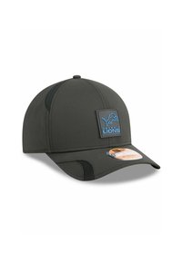 Schwarze Kappe mit strukturiertem Design, Netzseitenpanels und einem blauen gestickten Logo-Patch mit dem Text "Detroit Lions".