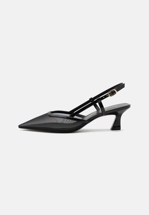 Chaussure slingback noire à bout pointu avec tige en mesh, fines brides, boucle dorée et petit talon incurvé sur fond blanc.
