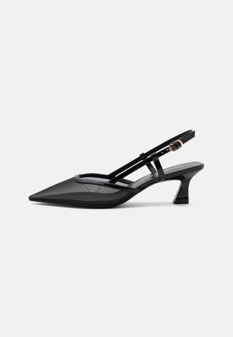 Chaussure slingback noire à bout pointu avec tige en mesh, fines brides, boucle dorée et petit talon incurvé sur fond blanc.