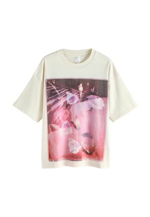 Tricou crem cu mâneci scurte, prezentând un imprimeu floral mare și colorat pe partea din față. Material moale, cu croială lejeră și decolteu rotund.