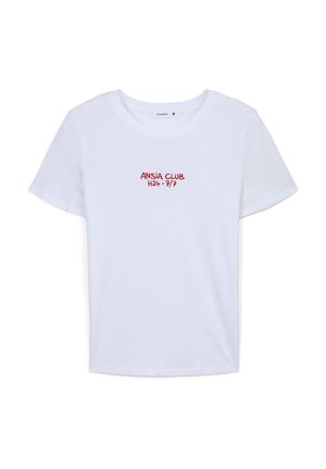 Maglietta in cotone bianco con collo rotondo. Presenta il testo rosso "ANSIA CLUB H24-7/7" centrato sul petto. Maniche corte, texture liscia.