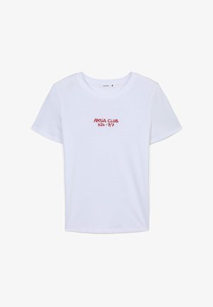 Maglietta in cotone bianco con collo rotondo. Presenta il testo rosso "ANSIA CLUB H24-7/7" centrato sul petto. Maniche corte, texture liscia.