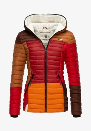 Iepūšamais jaka ar daudzkrāsainu dizainu, kas ietver sarkanas, brūnas un oranžas paneļus. Tajā ir kapuce un kabatas ar rāvējslēdzējiem.