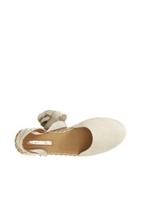Světle béžové espadrilky s plátěným svrškem, kulatou špičkou, měkkou stužkou a tkanou jutu podešví. Plochý design, casual styl, minimální detaily.