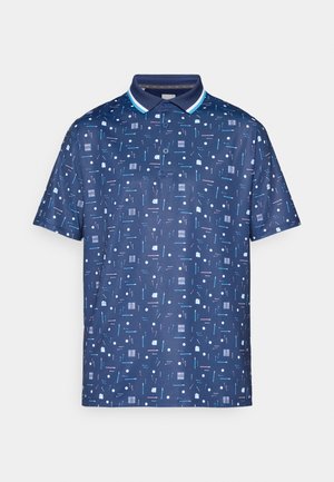 Temno modra polo majica z geometrijskim vzorcem v svetlo modri, beli in roza barvi. Ima dvobarvno zapenjanje in teksturiran ovratnik.