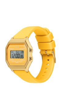 Montre numérique avec un bracelet en silicone jaune et un boîtier rectangulaire en ton or. Elle dispose d'un écran LCD affichant l'heure, le jour et un indicateur de résistance à l'eau.