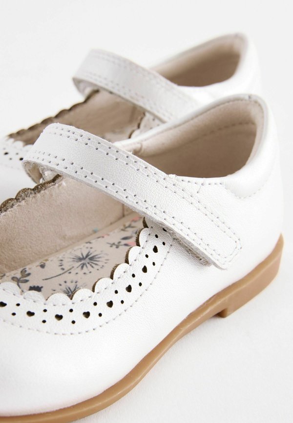 REGULAR FIT  BROGUE – Klassischer Ballerina – silver