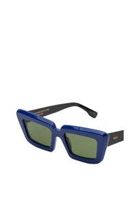 Occhiali da sole oversized blu a forma quadrata con lenti verdi. Montatura in plastica lucida, aste nere con dettagli dorati. Made in Italy.