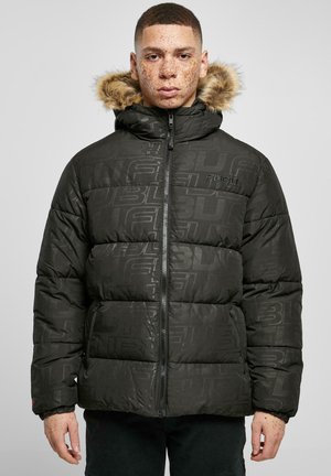 Sort polstret jakke med en hætte foret med pels, der har et gentaget logo mønster og lynlås lukning. Blød tekstur og ribbede manchetter.