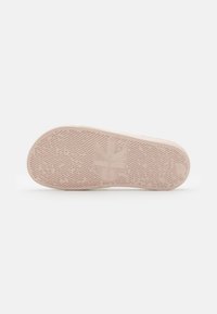 Calvin Klein Jeans SLIDE MONOGRAM  - Iešļūcenes - creamy white/whisper pink