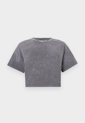 Tricou gri scurt, tăiat, cu o textură estompată, decolorată și cu mâneci scurte largi, pe un fundal alb simplu.