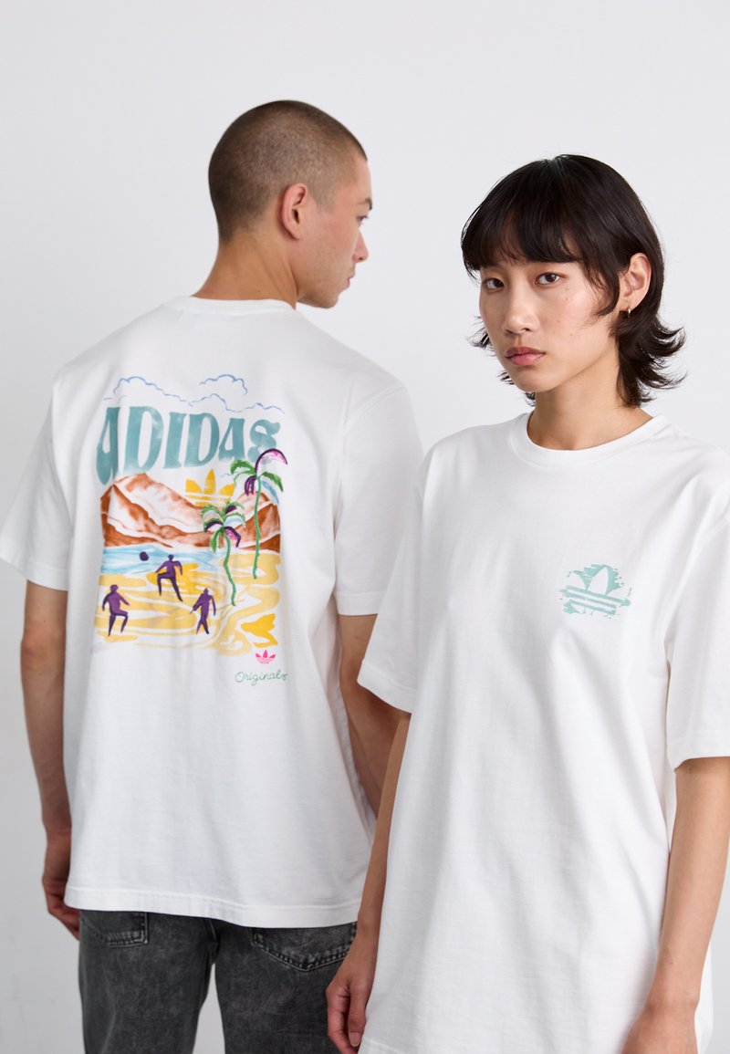 Witte katoenen T-shirts met kleurrijke afbeeldingen: strandscène en palmbomen op de achterkant, klein logo aan de voorkant. Losse pasvorm, korte mouwen.