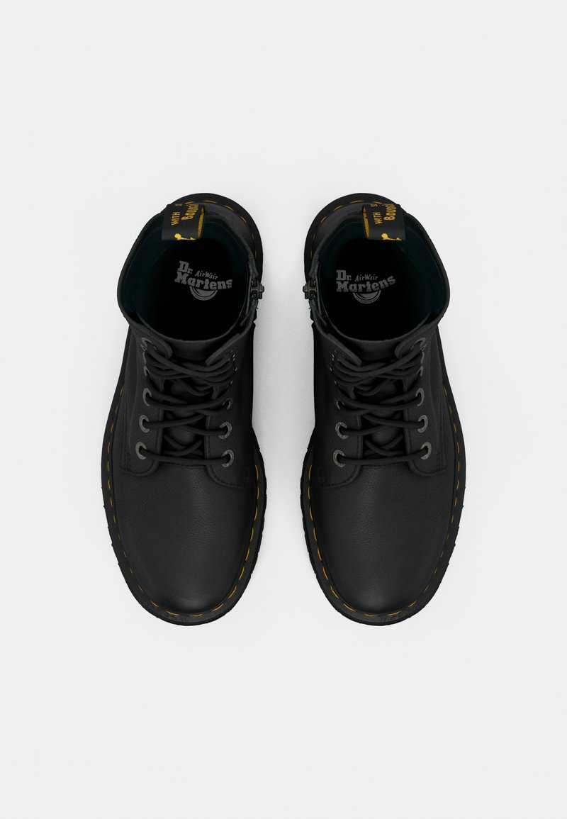 Stivali neri in pelle con finitura testurizzata, punta rotonda, cuciture gialle, allacciatura frontale e linguetta con marchio, con logo interno.