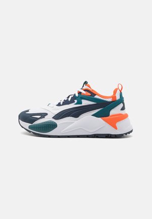 Baskets de sport avec une tige en maille blanche ornée d'accents marine et turquoise, de détails orange vif et d'une semelle extérieure noire texturée.