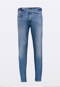 Jean en denim bleu clair à coupe slim, cinq poches, légère décoloration subtile et fermeture éclair. Texture lisse et design classique.