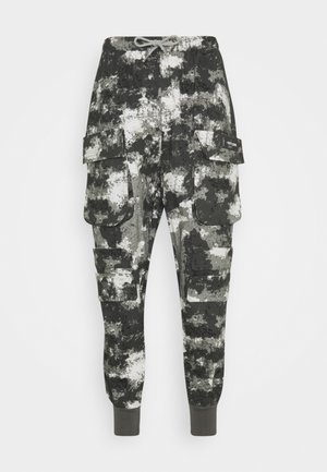 Cargo-broeken in een zwart, grijs en wit camouflagepatroon. Voorzien van meerdere zijzakken en elastische manchet bij de enkels. Zacht stof.