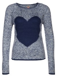 Suéter de punto en azul y gris con cuello redondo, mangas largas y un diseño de corazón en azul oscuro en el centro. Textura suave y ajuste casual.