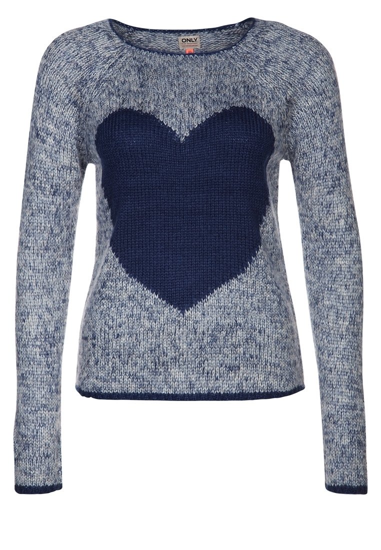 Suéter de punto en azul y gris con cuello redondo, mangas largas y un diseño de corazón en azul oscuro en el centro. Textura suave y ajuste casual.