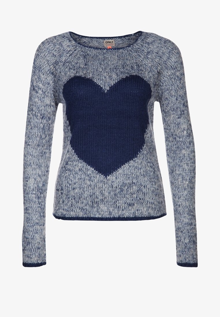 Suéter de punto en azul y gris con cuello redondo, mangas largas y un diseño de corazón en azul oscuro en el centro. Textura suave y ajuste casual.