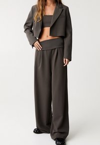 Grijs cropped blazer en bijpassende broek met een hoge taille en wijde pijpen in een gladde, effen stof; beide kledingstukken hebben een minimalistisch ontwerp.