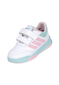 Zapatilla deportiva blanca con acentos en rosa y verde menta, que cuenta con una parte superior sintética suave, correas de Velcro y una suela de goma texturizada.