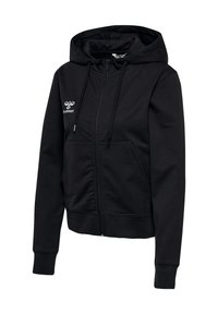 Čierna mikina na zips vyrobená z jemnej tkaniny, s kapucňou na šnúrku, klokanie vrecká a malým logom na hrudi.
