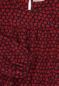 Patroon jurk in rood en marineblauw met kleine bloemmotieven; textuurstof; beschikt over een ronde halslijn en een gathered lijfje met lange mouwen.
