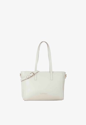 Bolso tote de cuero blanco con dos asas y una correa ajustable, con forma rectangular y una marca sutil. Detalles en metal dorado visibles.
