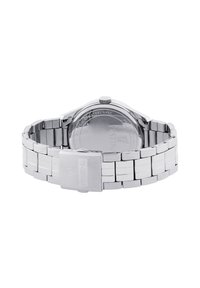 Montre en acier inoxydable argenté avec un fini poli, bracelet à maillons et boîtier rond. Elle possède un verre lisse et un fermoir de marque.