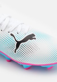 Puma FUTURE 7 PLAY FG/AG JR UNISEX - Nogometne kopačke za čvrstu podlogu - white/black/poison pink