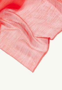 Koraliowy różowy, lekki szalik z przezroczystego materiału o miękkiej, lekko teksturowanej powierzchni i podwiniętych brzegach.