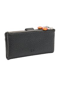 Czarny skórzany portfel o teksturowanej powierzchni, z zamkiem błyskawicznym i kolorowymi ozdobnymi zawieszkami przymocowanymi do suwaka.