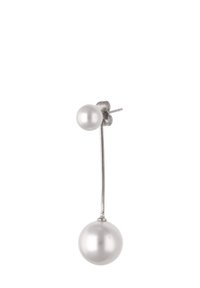 Pendientes colgantes de plata con dos perlas blancas falsas, una pequeña y una más grande, sobre un alambre metálico delgado y flexible.