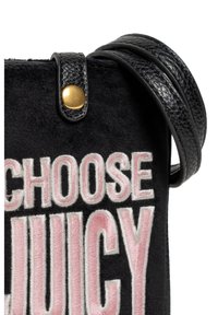 Schwarze Stofftasche mit "CHOOSE JUICY" in pink und weiß gesticktem Text. Ausgestattet mit einem strukturierten Lederriemen und goldenen Hardware-Details.