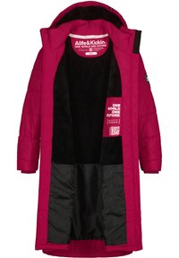Vegane, lange pufferjacke in Magenta mit einem schwarzen Fleece-Innenfutter, die eine Kapuze, Seitentaschen und Etiketten innen hat.