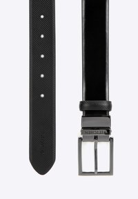 Cintura in pelle nera con una trama liscia, dotata di fibbia in metallo argento e numerosi fori di regolazione lungo la cinghia. Logo del marchio visibile.