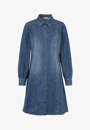 Langærmet kjole i mørkeblå denim med knapper, spids krave, lodrette sømdetaljer og tætsiddende manchetter på hvid baggrund.