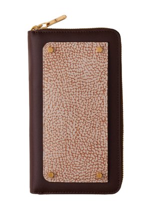 Portefeuille zippé en cuir brun avec un panneau texturé beige maintenu par quatre rivets dorés à l'avant.