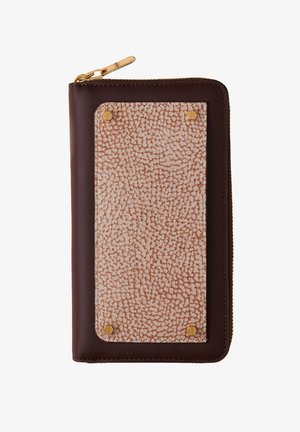 Portafoglio in pelle marrone con zip, dotato di un pannello beige texturizzato fissato da quattro borchie dorate sul davanti.