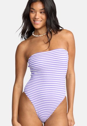 Maillot de bain une pièce sans bretelles en rayures horizontales lilas et blanches, doté d'un tissu texturé et d'un design à jambe haute.