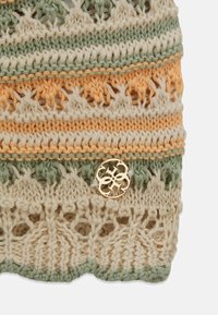 Sciarpa a maglia con bande alternate di filato color crema, arancione e verde, con un motivo a pizzo e un accento circolare in oro con logo.