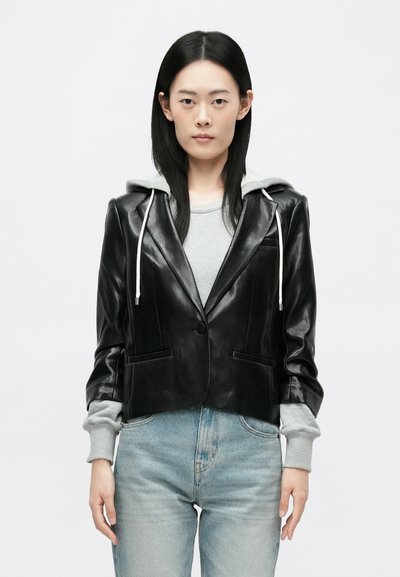 Schwarze, cropped Lederjacke mit grauem Sweatshirt-Hood; zeichnet sich durch eine glatte Textur, eine taillierte Form und zwei Fronttaschen aus. Lässiges Design.
