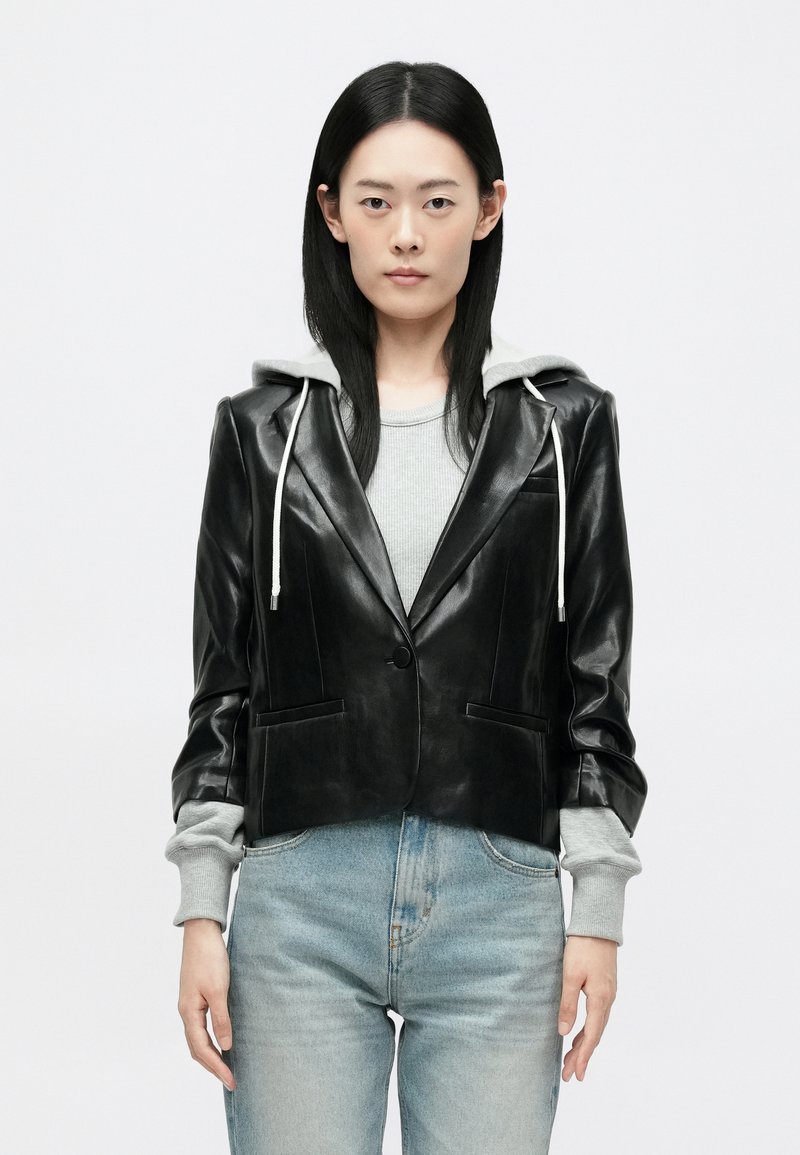 Μαύρη δερμάτινη κοντή μπλέιζερ με γκρι κουκούλα �από φούτερ; διαθέτει λεία υφή, κομψή γραμμή και δύο μπροστινές τσέπες. Καθημερινός σχεδιασμός.